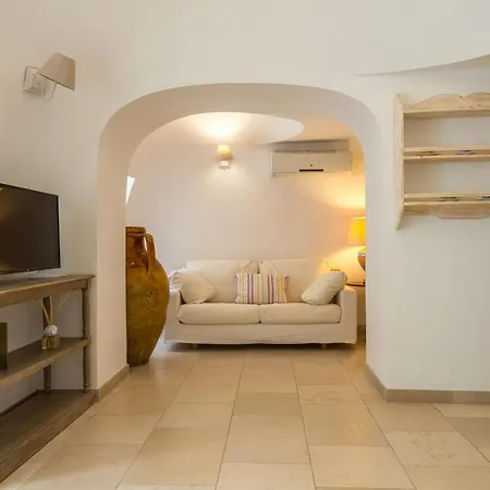Helloapulia - Trullo Bianco *